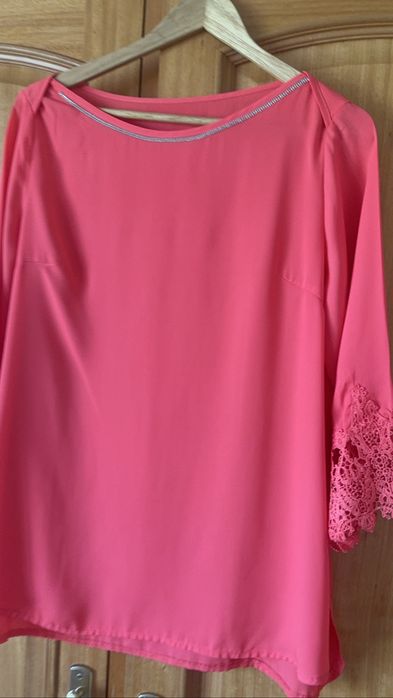Blusa de senhora, na cor coral. Veste um L.