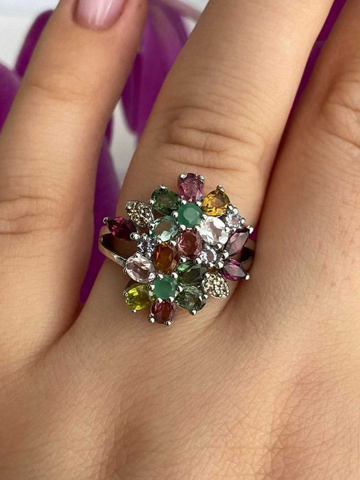 Кольцо из серебра 925 пробы с натуральными камнями 17.75