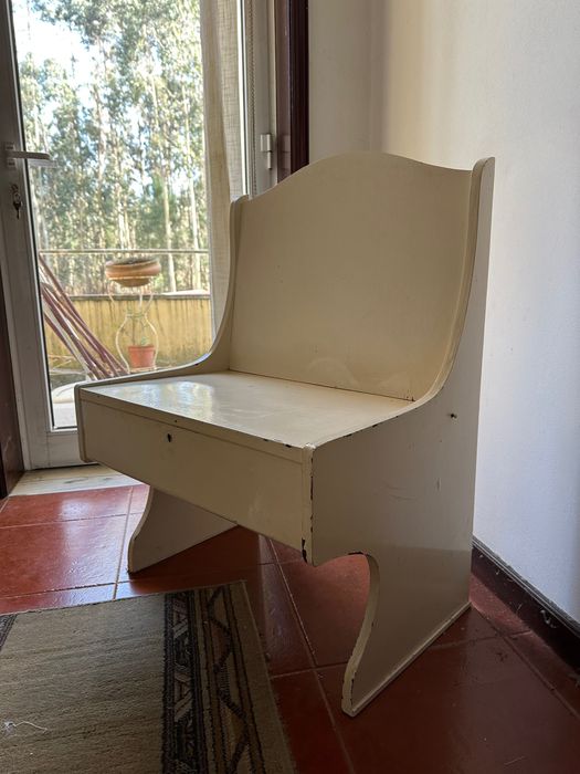 Banco artesanal em madeira – peça única feita à mão