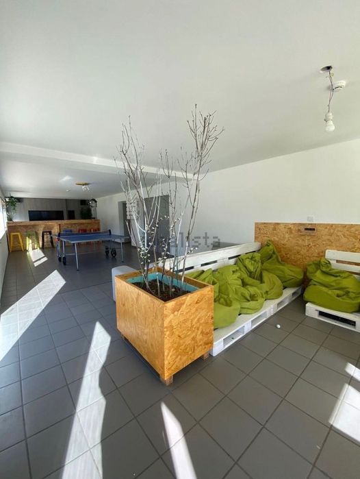 Quarto com casa de banho, varanda vista mar, em condomínio com piscina