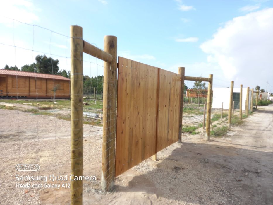 Portões em madeira casquinha