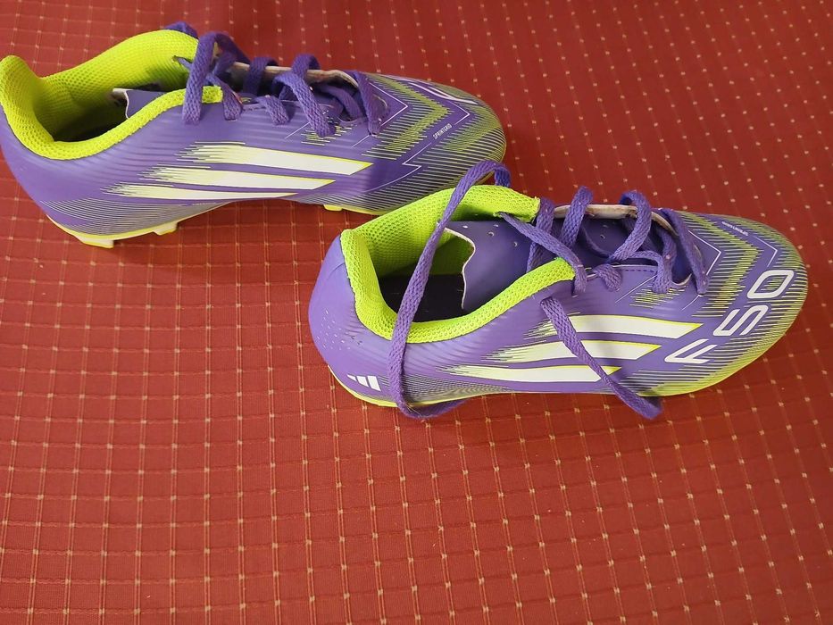 Vendo chuteiras de futebol Adidas F50 Club (N.º34)