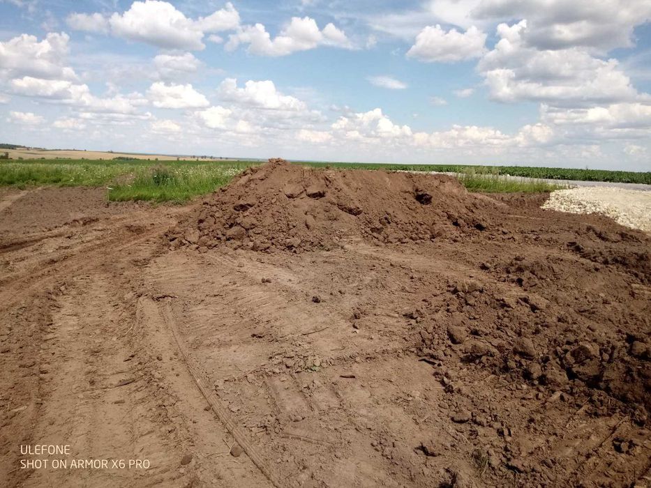 Продаю чорнозем,є