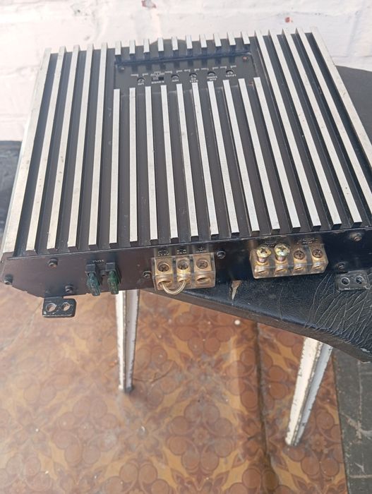 Автомобільний підсилювач звуку