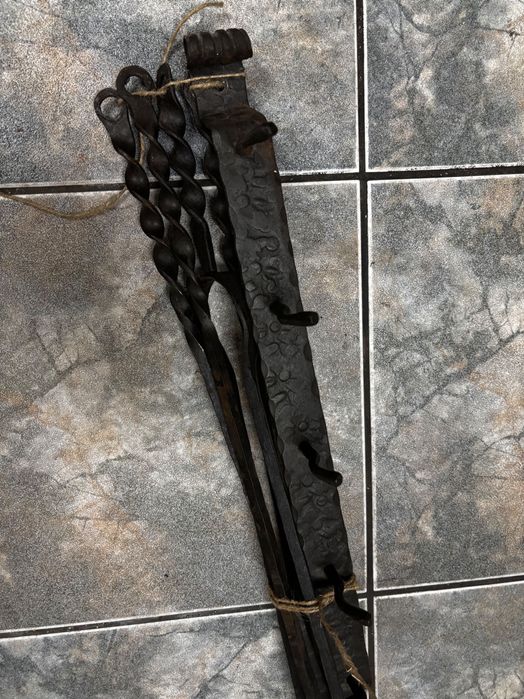 Zestaw do kominka z wieszakiem szufelka pogrzebacz itp