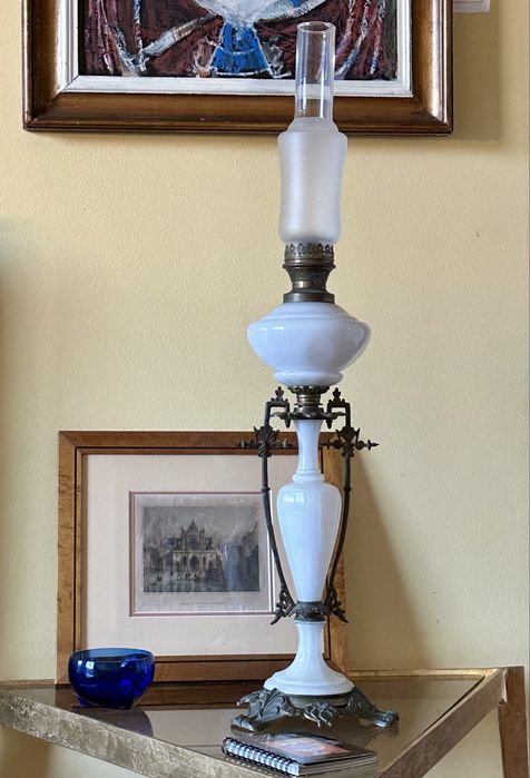 Magnífico Candeeiro a Petróleo Antigo em Vidro Opalino e Bronze – C.A. Kleemann (c. 1900)
