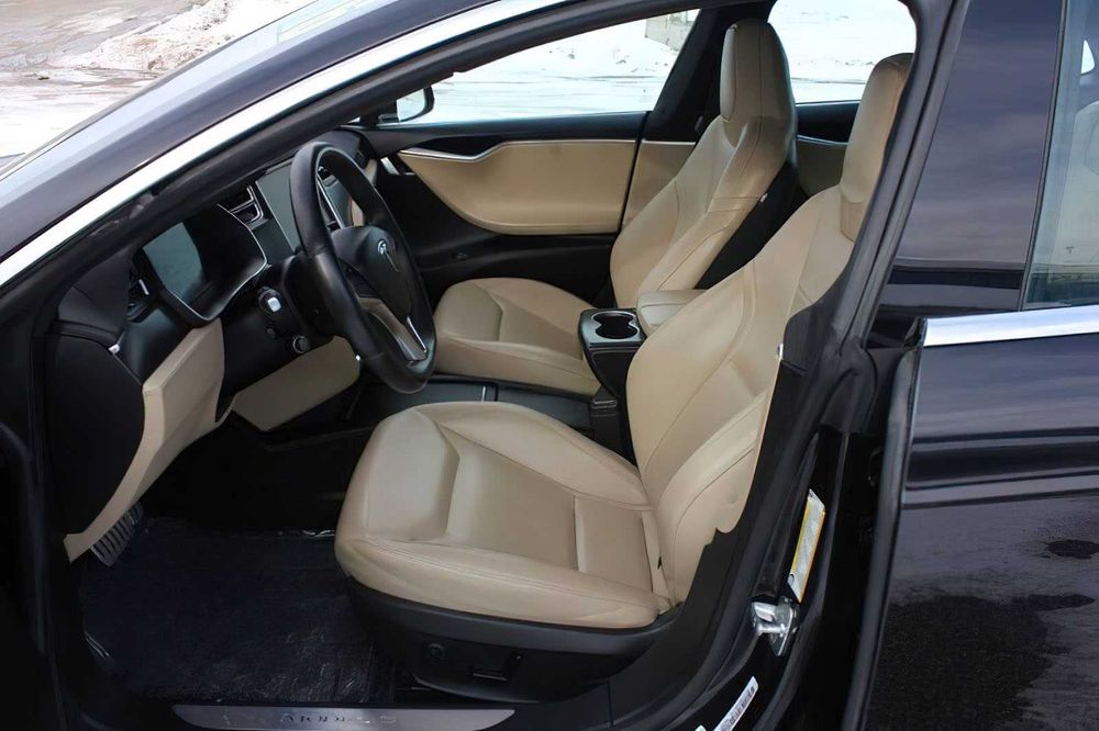 Tesla Model S P85D      2016