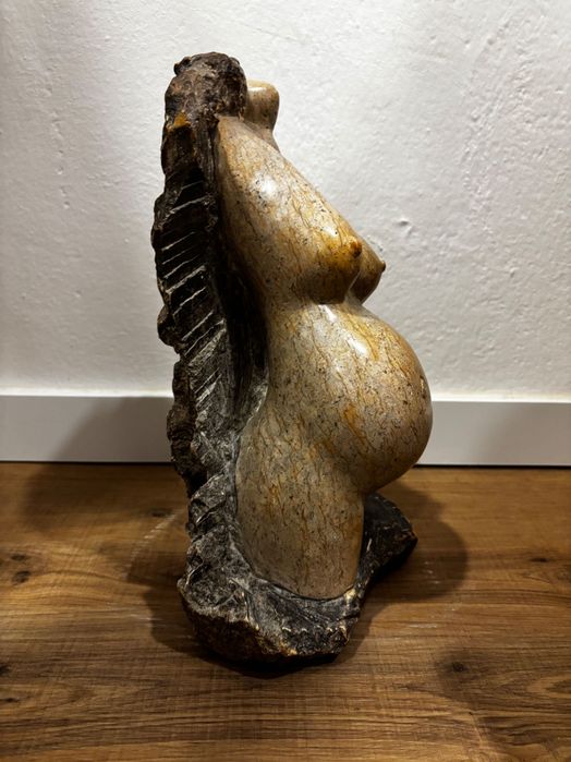 Duas estátuas em mármore 
Mulher grávida e busto de homem