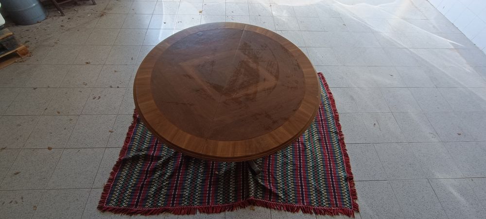 Mesa de jantar de sala.
