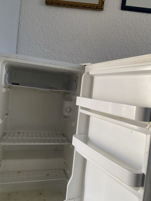 Frigobar semi novo tudo completo