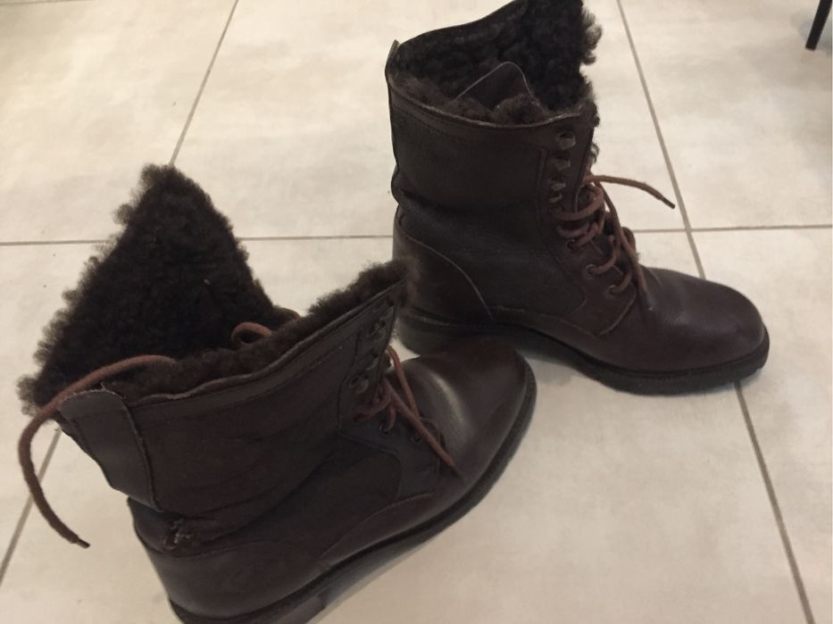 Botas  unixexo em pele castanha e forradas por dentro com pelo