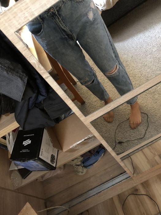 Jeansy boyfriendy z przetarciami dziurami