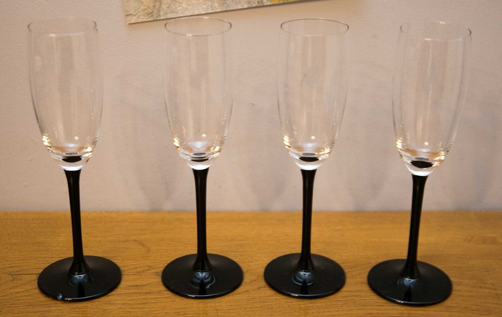 4 kieliszki wysokie koktailowe z czarną nóżką, PRL