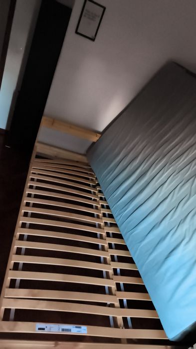 Vendo cama casal, com estrados e colchão + cómoda 04 gavetas.