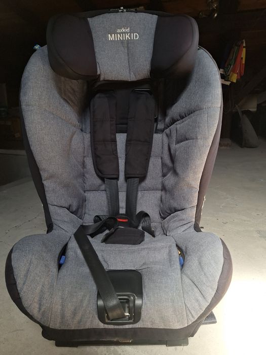 Fotelik AXKID Minikid 2.0 RWF tyłem do kierunku jazdy