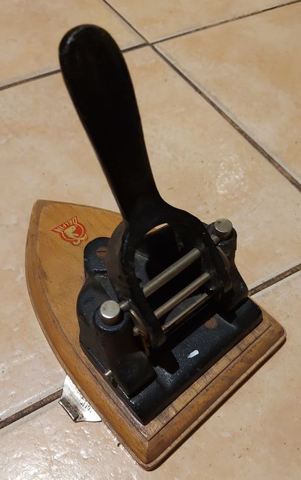 Dziurkacz Delfin PRL żeliwny drewniana podstawa oryginalny