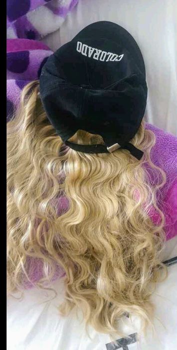 Czapka z włosami kręconymi