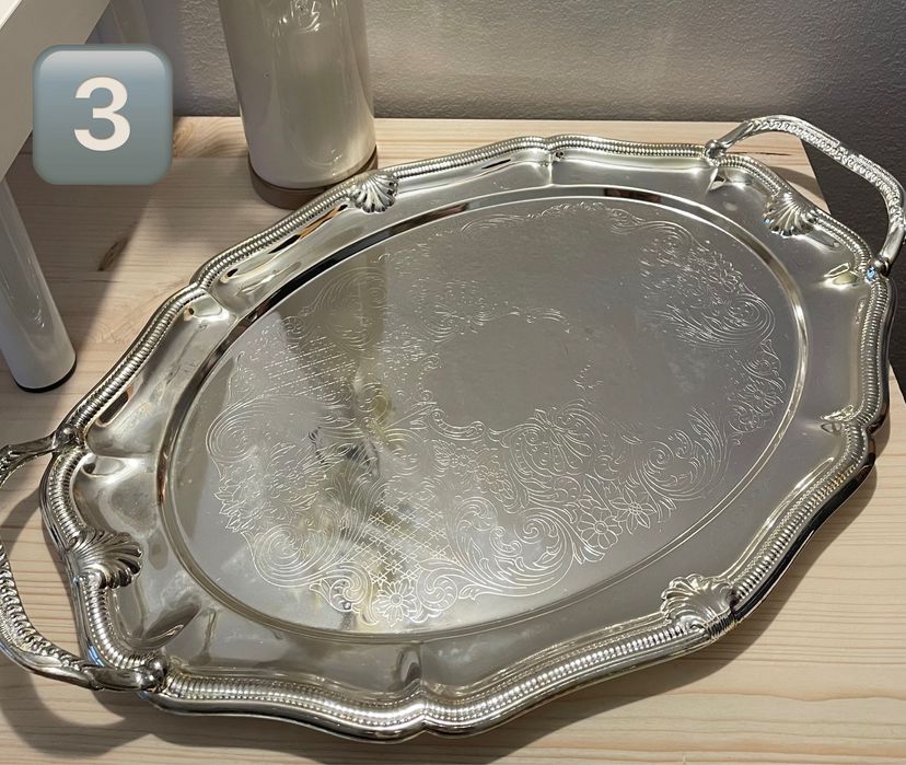 Peças prateadas, tabuleiros, bule…