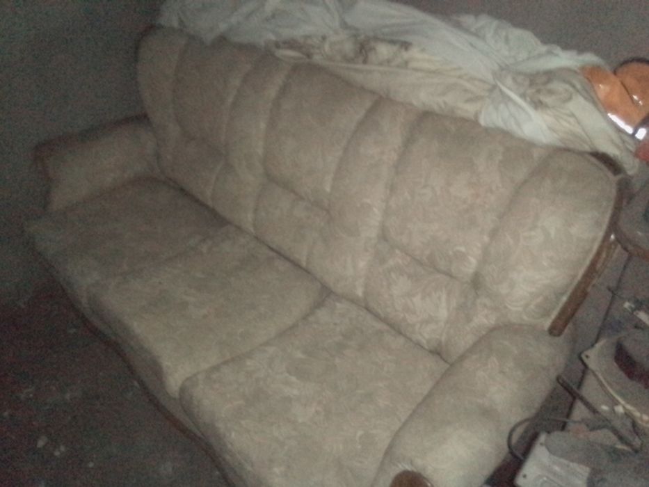 Vende se sofá cama de 3 lugares em MT bom estado de madeira maciça