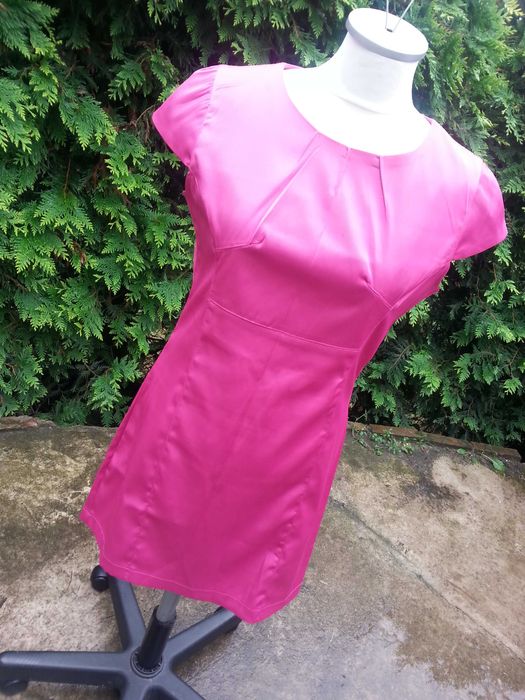 aramantowa sukienka bufki