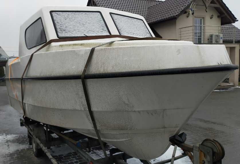Łódź łódka kabinowa  6 metrów Opcja: przyczepa podłodziowa, silnik