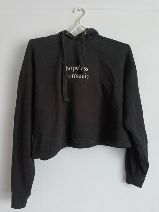 Czarna bluzka z kapturem.