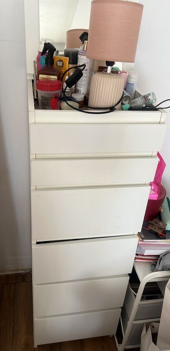 Cama e dupla solteiro e uma cómoda