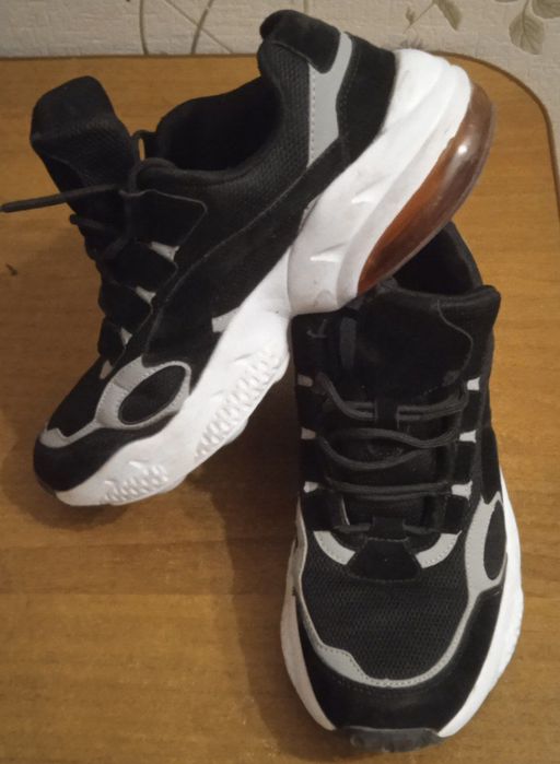 Чоловічі кросівки 42 розмір