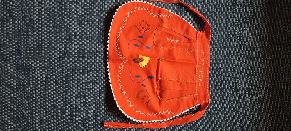 Avental vermelho bordado à mão