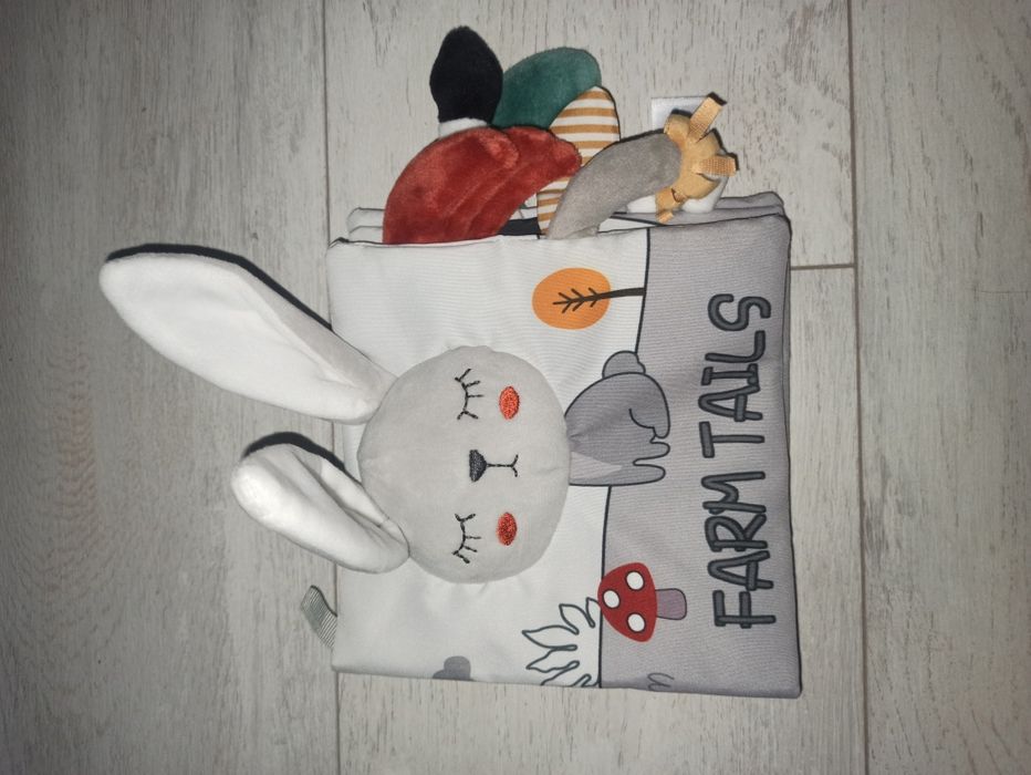 Розвиваюча тактильна книга Зайченя Хапай за хвіст із шурхіткою та писк