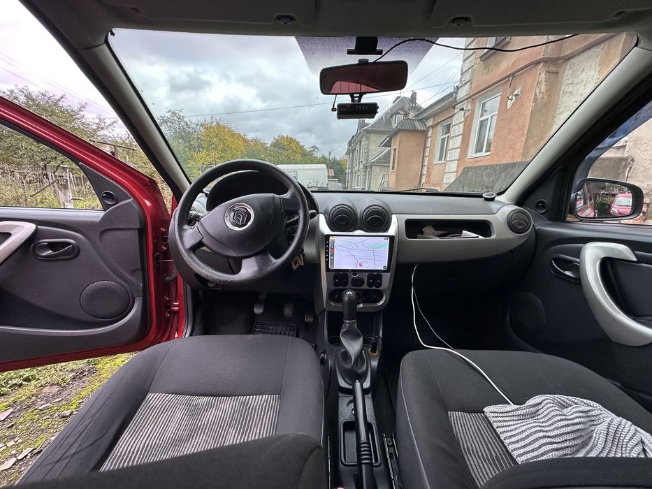 Renault Sandero 2011