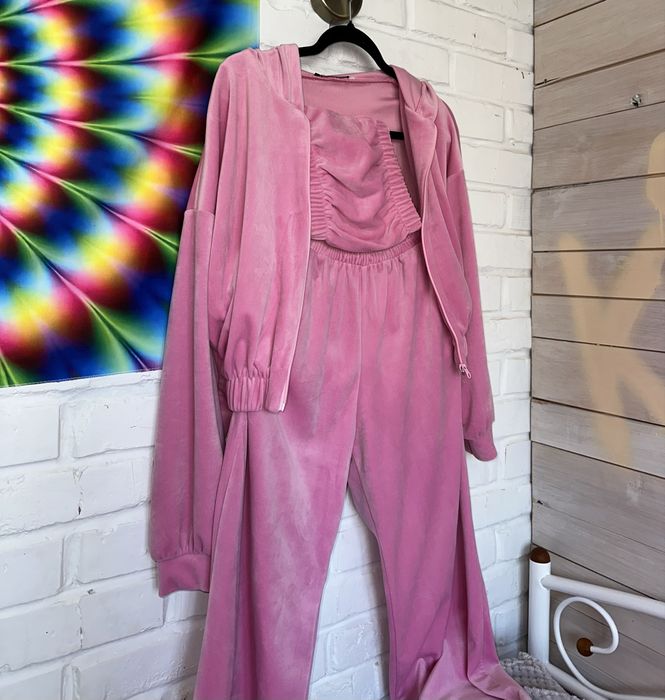 Рожевий велюровий костюм-трійка (худі, штани, топ)
