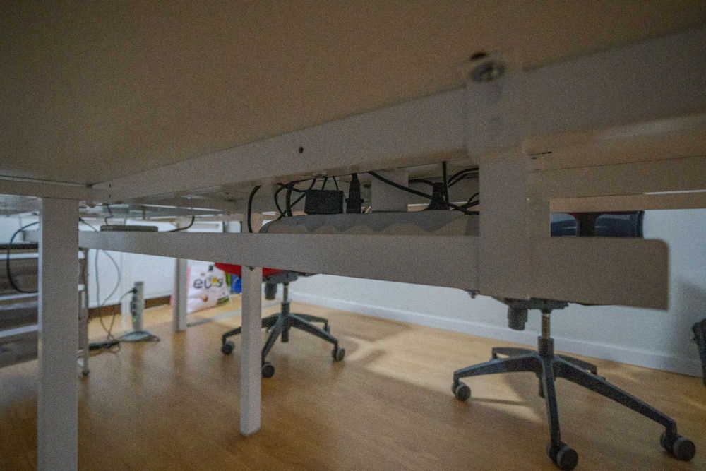 Mesa secretária branca com divisórias