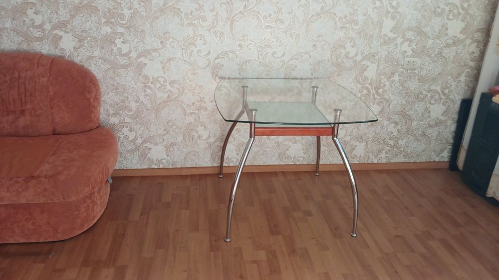 Стіл скляний хромовані ніжки.