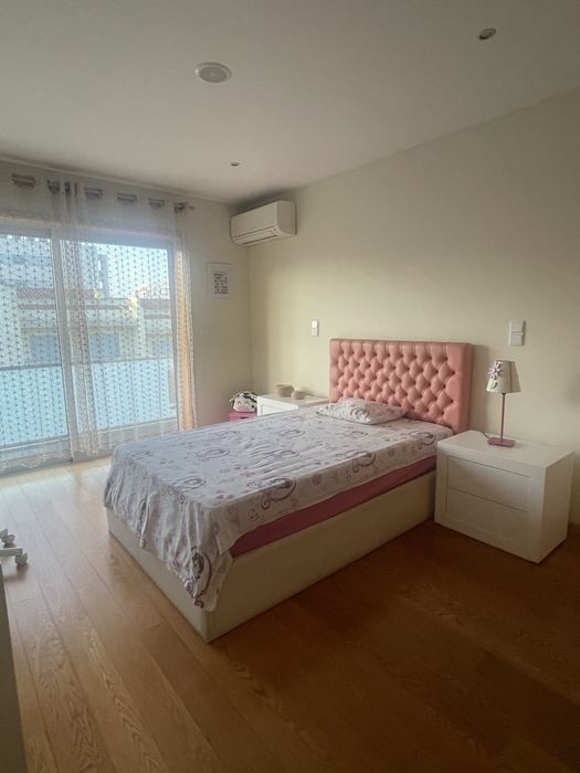 Quarto completo com cama e mobilia