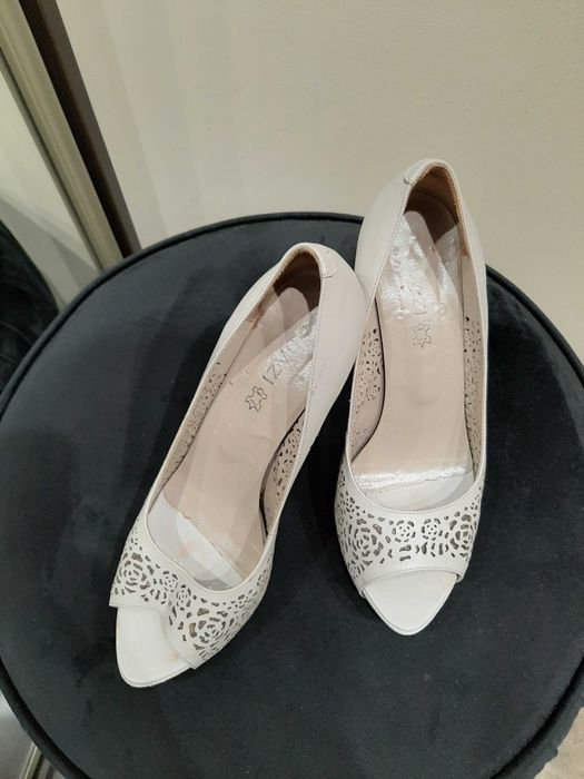 Szpilki skora bezowe