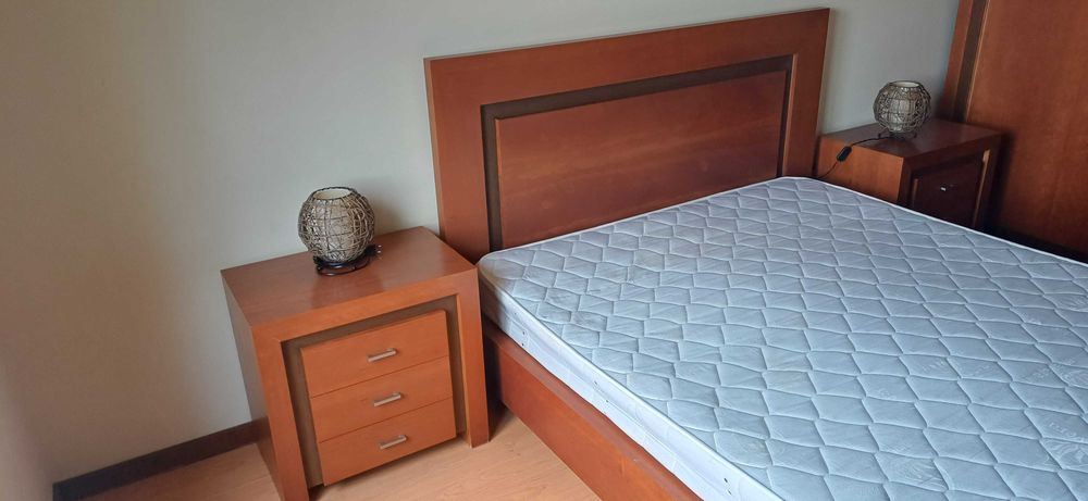 Quarto completo. Cama, 2 mesinhas e comoda.