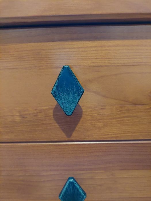 Conjunto quarto: cama de ferro recuperada,mesa de cabeceira e cómoda a fazer conjunto.