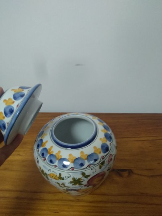 Biblô com enfeites azuis e amarelos