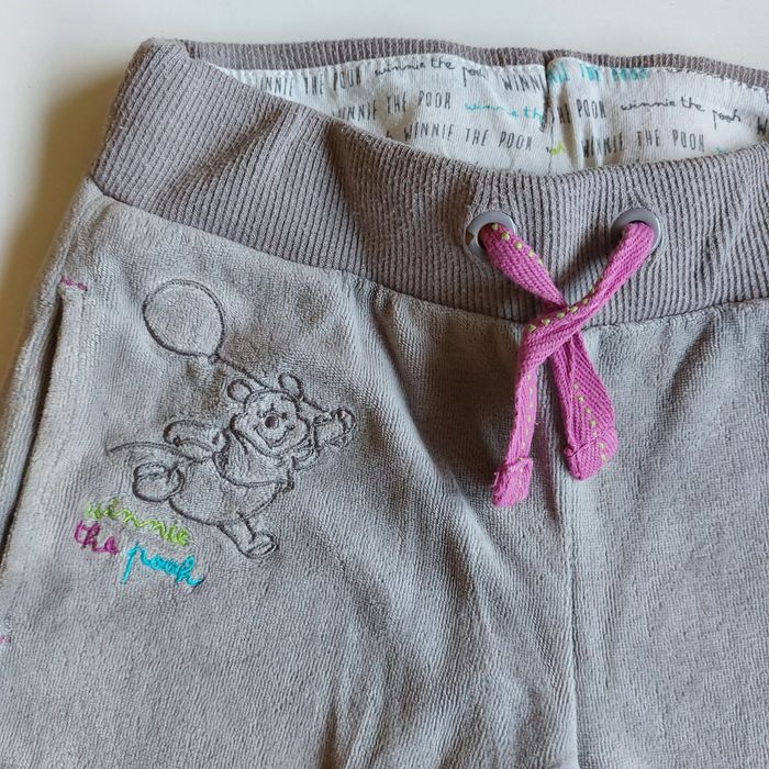 Beżowe spodnie dresowe legginsy Kubuś Puchatek Disney Next 98-104