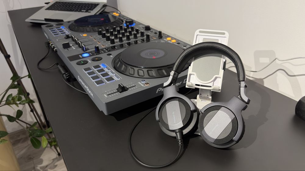 Zestaw DJ gotowy do grania. Konsola, laptop, sluchawki, ława, przewody