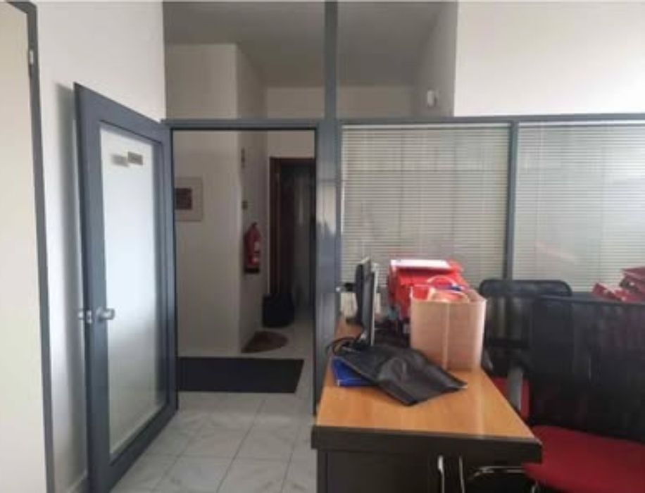 Divisórias em alumínio impecáveis com vidro e estores