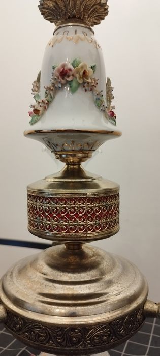Candeeiro antigo em latão e porcelana