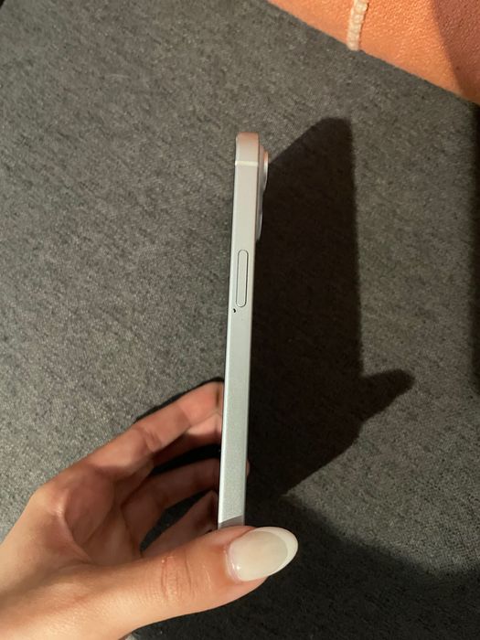 iPhone 15 azul claro