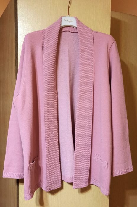 Różowy sweter z kieszeniami