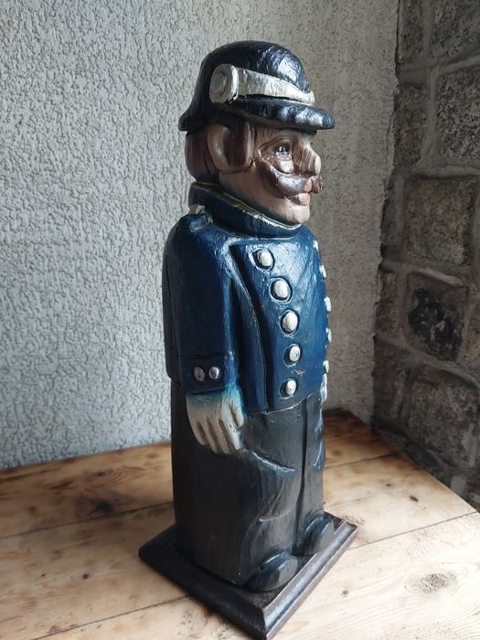 Drewniana figurka skrzynka na butelkę