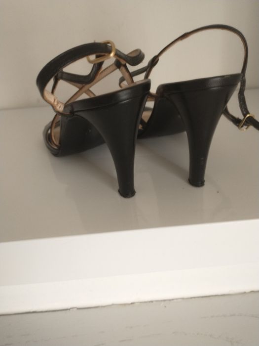 Czarne skórzane sandały na obcasie.Rozmiar 38.