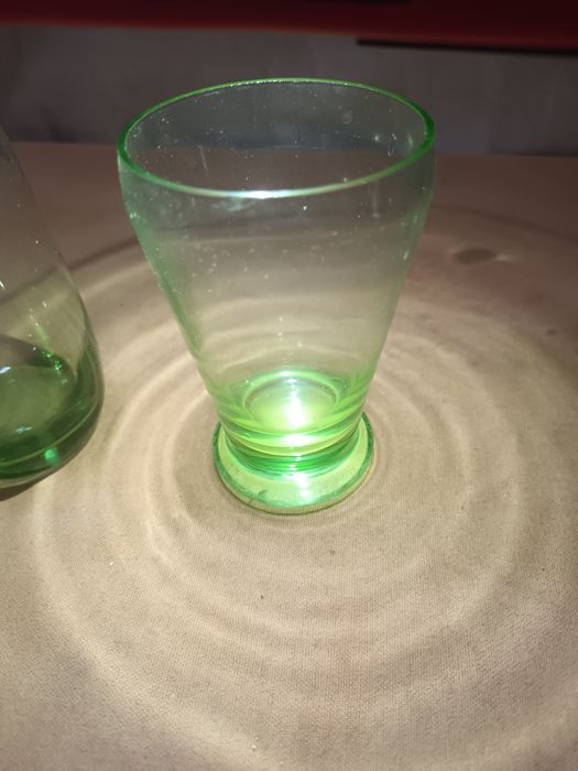 Dois copos com o fundo verde