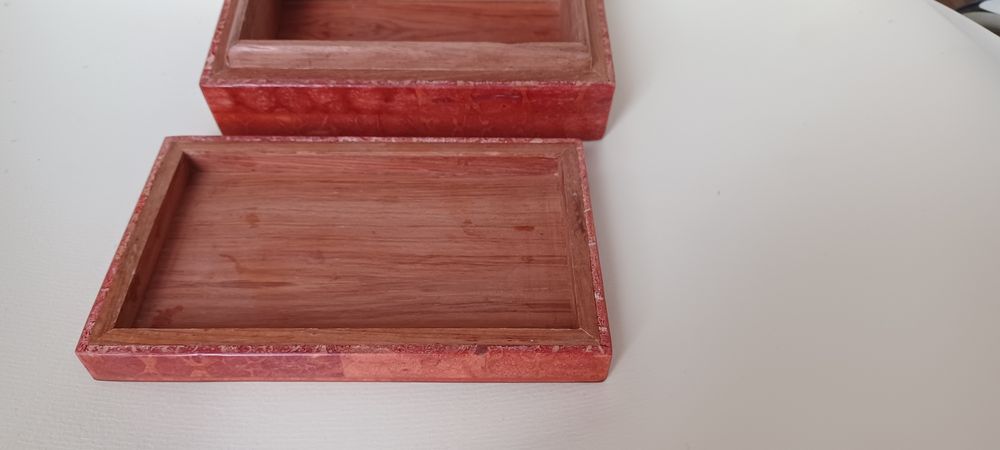 Szkatułka z korala. 13,5x8x4,5 cm.