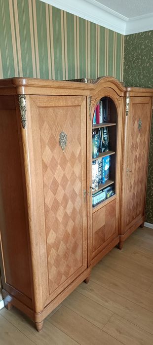 Biblioteka dąb w idealnym stanie